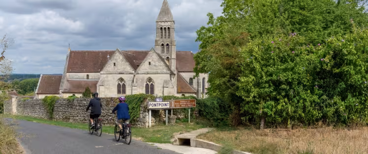 Arrivée à vélo à Pontpoint et son église